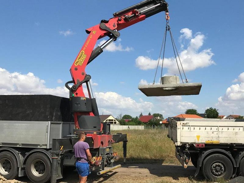 rozładunek zbiorników do szamba